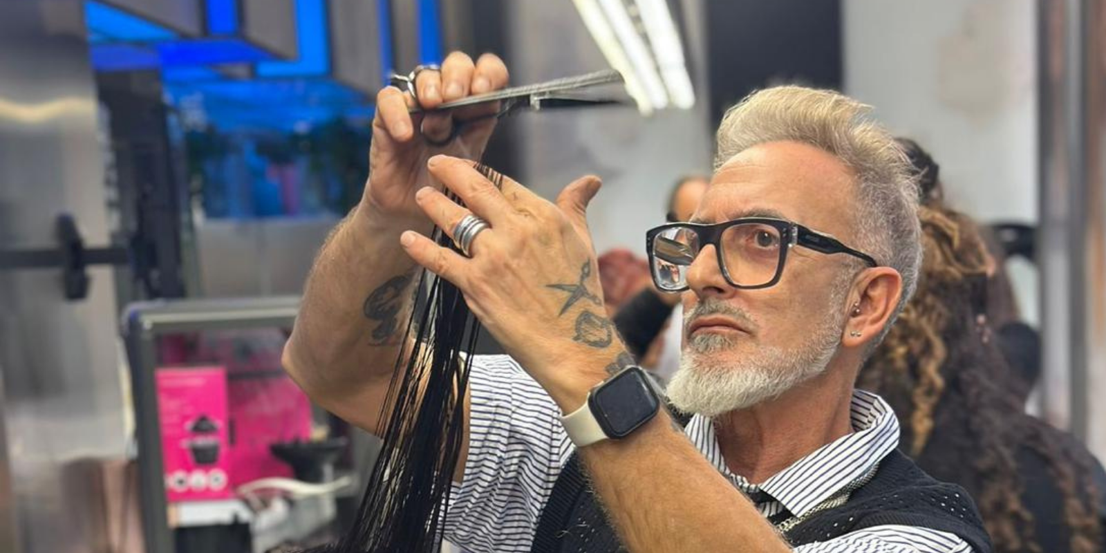 Peluquero Juan Pulido concentrado cortando el cabello